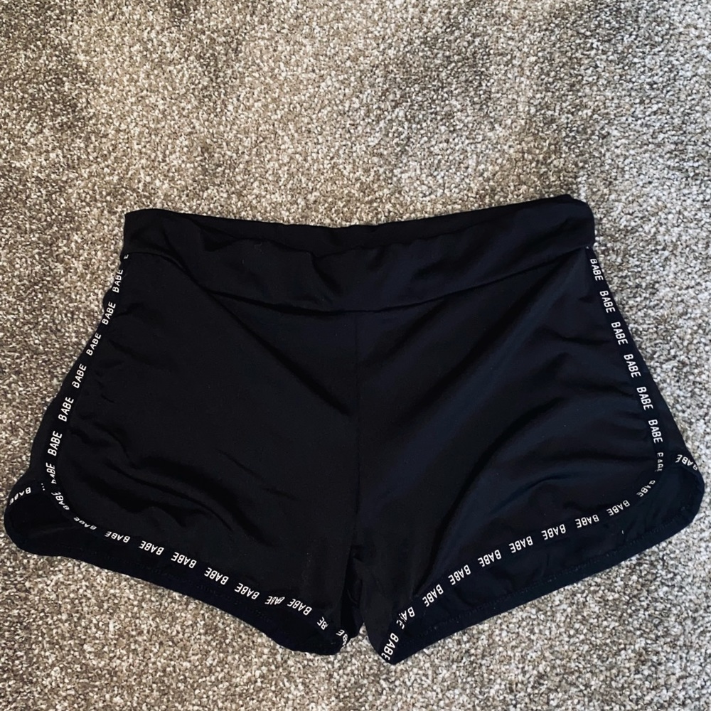 Athletic booty shorts with graphic trim